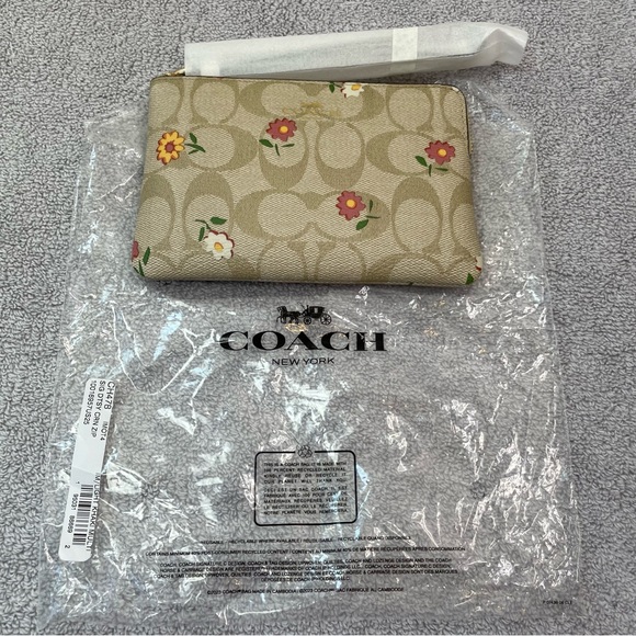 Coach Corner Zip Wristlet in Signature Canvas Nostalgic Ditsy Floral Print NEW